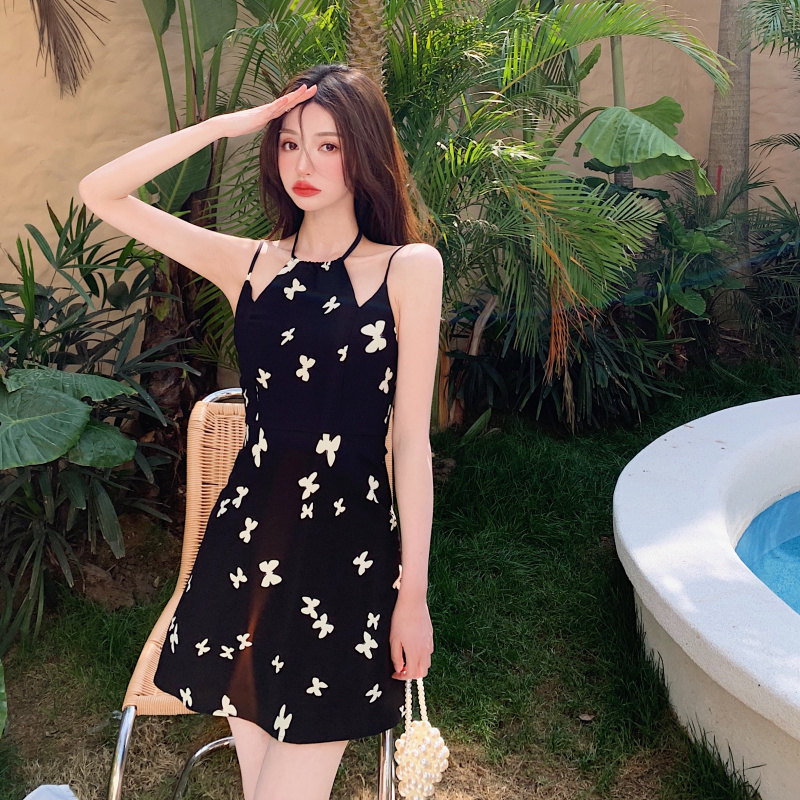 Đầm Hai Dây Dáng Chữ A In Họa Tiết Bướm Quyến Rũ