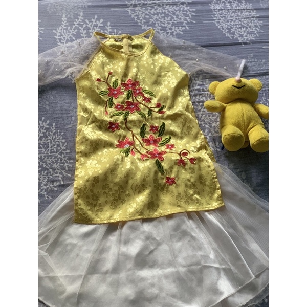 Áo dài gấm lụa hoa thêu cho bé