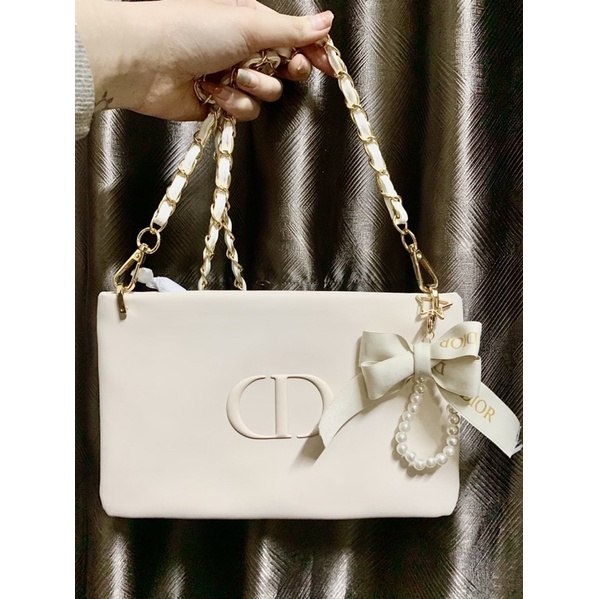 Gift dior màu kem ví di ò