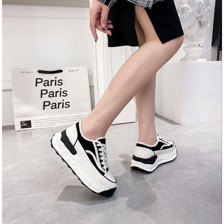 Giày thể thao nâng đế