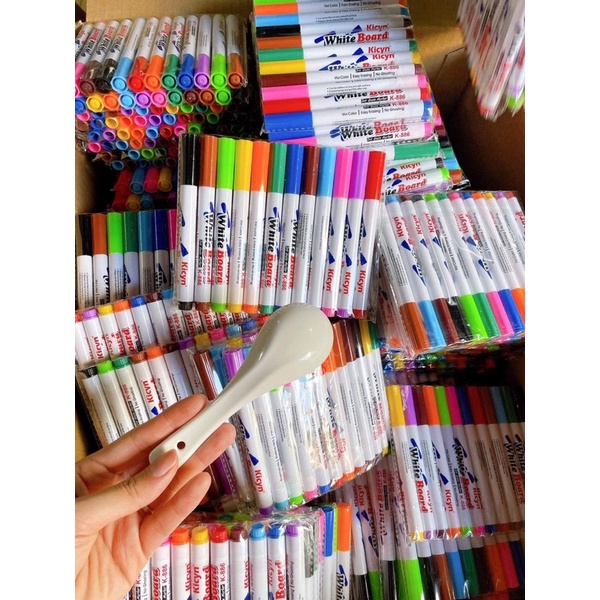 Bộ 12 màu kèm 1 thì chìa vẽ hình bồng bềnh trên nước