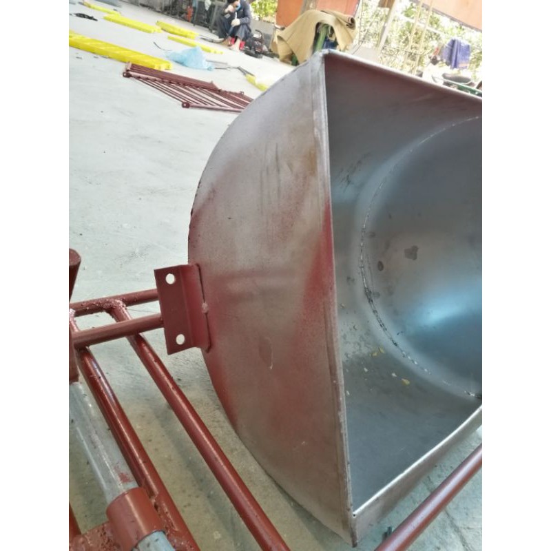 Máng lợn nái dạng lật  tai vuông inox