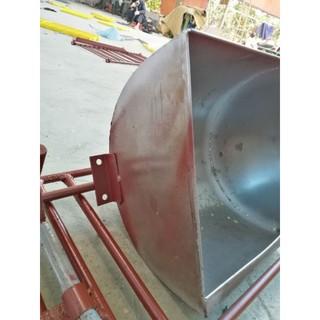 Máng lợn nái dạng lật (gàu) tai vuông inox