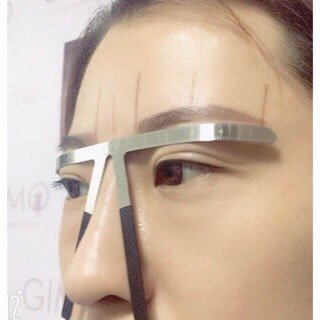 Thước chữ t đo chân mày trong phun xăm thẩm mỹ