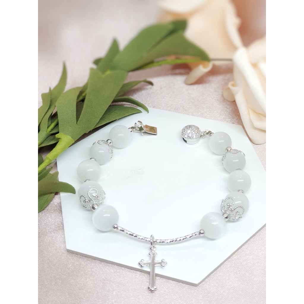 Vòng mân côi Simple White Chalcedony đính charm thánh giá mạ vàng thiết kế handmade tinh tế, phụ kiện quà tặng Công Giáo