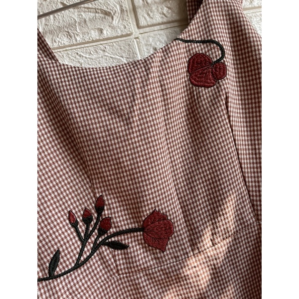 Đầm caro nhí thêu hoa