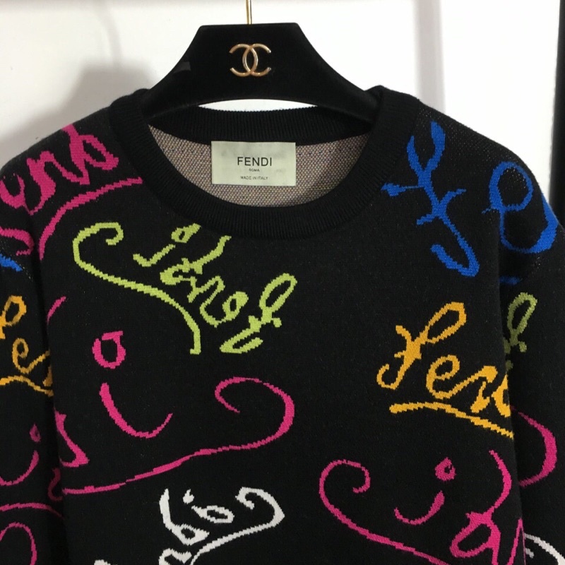 Áo nỉ, áo sweater cổ tròn Fendi FD nền đen phối logo nổi bật thời trang