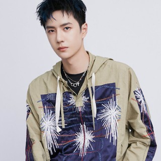 [SIÊU HOT] Vòng cổ bạc YB của Vương Nhất Bác