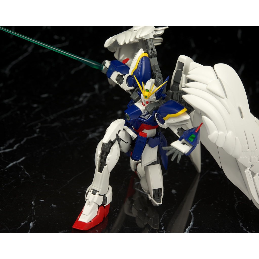 Mô hình lắp ráp Gundam Bandai RG 17 Wing Gundam Zero Custom EW