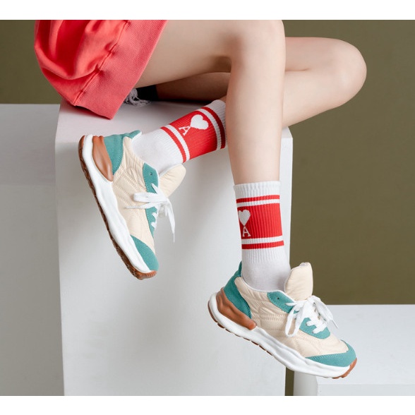 Vớ hình trái tim cổ cao Nam Nữ phong cách thể thao, trẻ trung, năng động.