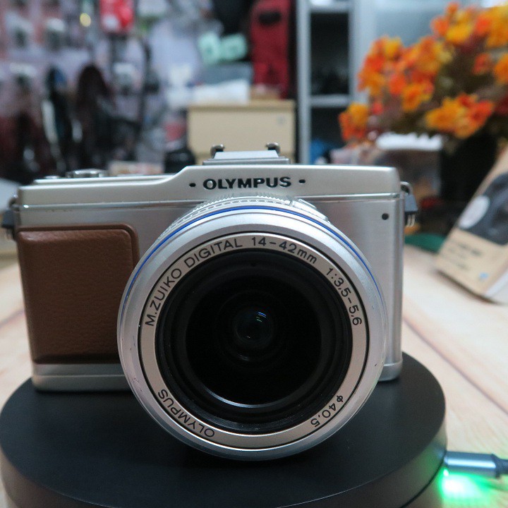 Máy ảnh Olympus E-P2 kèm ống kính 14-42 quay chụp tốt