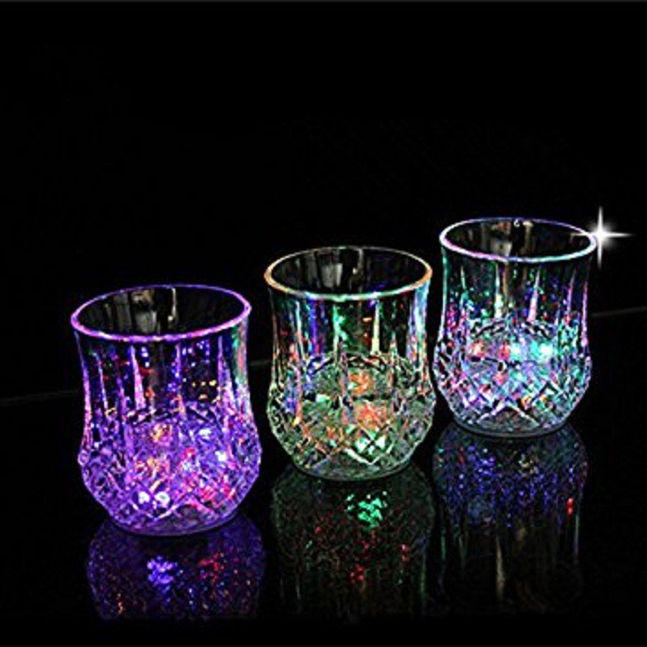 Ly tròn đổ nước tự sáng siêu đẹp lạ mắt