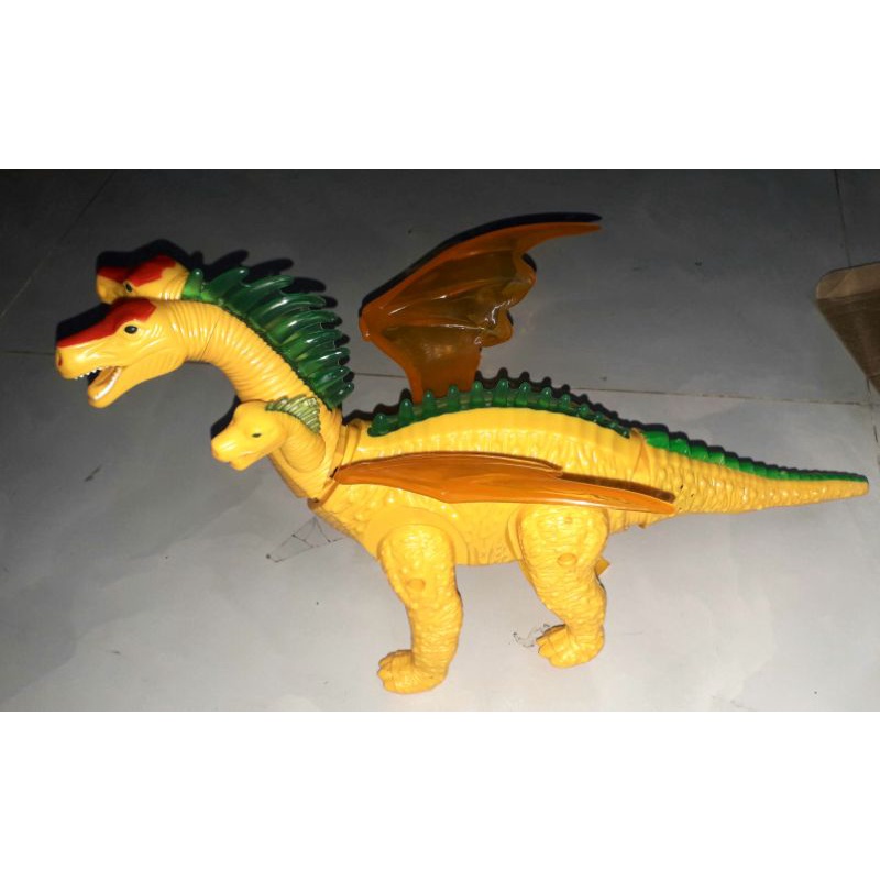 Một mô hình khủng long 4 Đầu kích thước 36x18x16cm chạy pin có nhạc và đèn Led rất đẹp tặng kèm pin