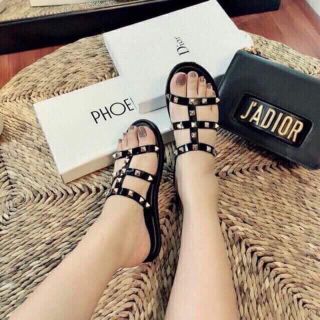 Dép đinh nữ da đen kiều oanh