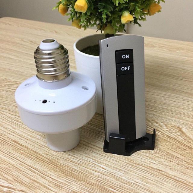 Đuôi  Bóng Đèn E27 Không Dây 220v Kèm Điều Khiển Từ Xa