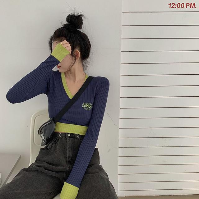 Áo thun tay dài cổ chữ V màu sắc thời trang mùa thu mới 2021