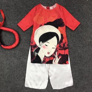 Áo dài gấm đỏ bé gái