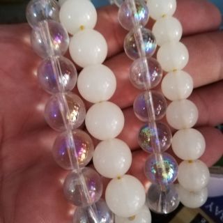 Chuỗi đeo tay thời trang trắng !