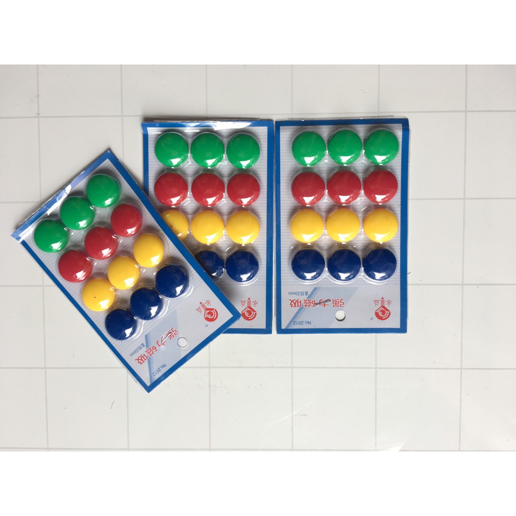 Vỉ nam châm hít bảng 12 viên nam châm D20, lực hút tốt.