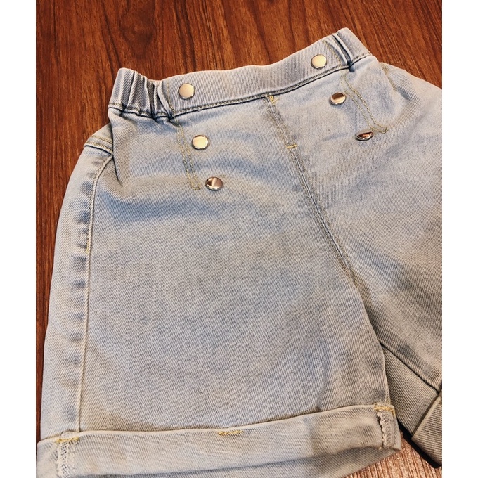 Quần short jeans lửng form thụng 6 cúc Disney du xin bé gái
