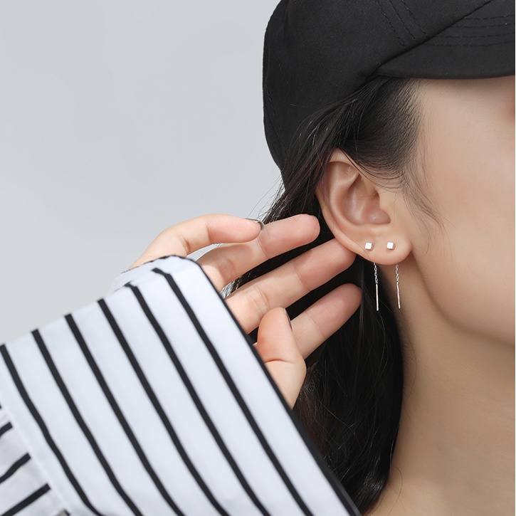 Khuyên tai titan thả tòn ten mặt vuông nhỏ không đen gỉ (1 đôi)