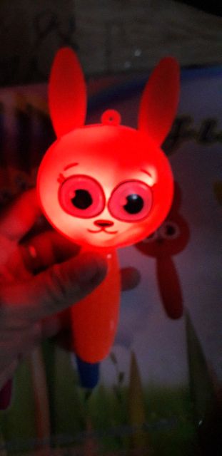 Mô hình chú thỏ chúp chít bằng nhựa có nhạc và đèn led rất đẹp