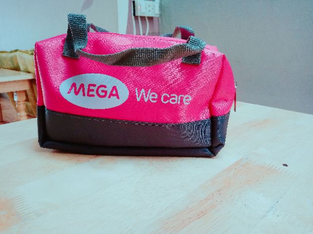 Túi đựng mỹ phẩm và đồ dùng cá nhân. Hàng khuyến mãi. hàng chuẩn bao đẹp.có 2 màu vàng và hồng.nhanh tay kẻo hết.