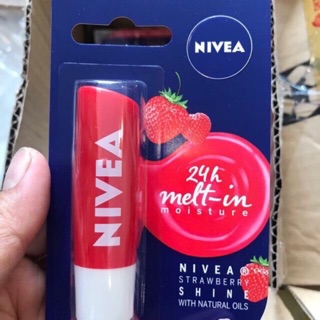 Son dưỡng có màu NIVEA Fruity shine Strawberry Lip Balm