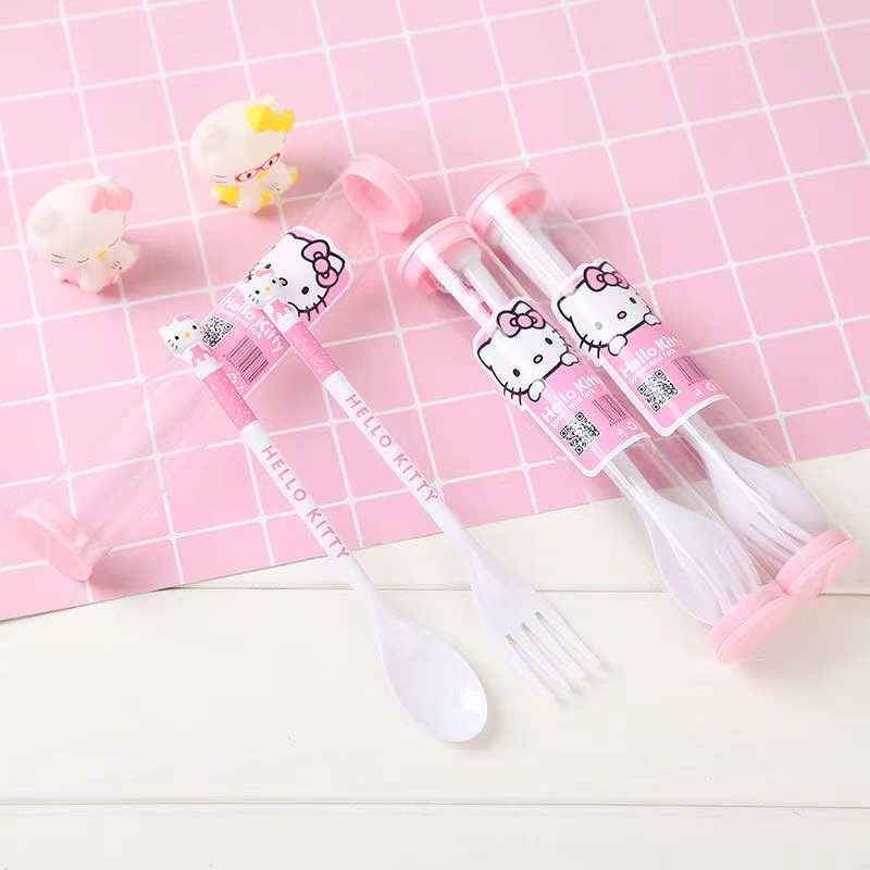Bộ 2 Món Muỗng Nĩa Ăn Bằng Nhựa Không BPA Thân Thiện Với Môi Trường Hình Hello Kitty Dễ Thương Có Thể Mang Theo Khi Đi Du Lịch