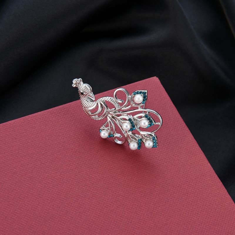 Trâm cài áo hình chim công đính đá xanh dương