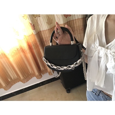 Túi Đeo Chéo Hình Vuông Cỡ Nhỏ Phối Dây Xích Thời Trang Xuân Hè 2023