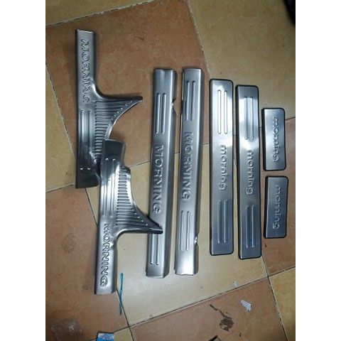 (TẶNG THÊM 2 cuộn băng keo 3M) Ốp bậc cửa inox Kia Morning 2013 -2020 -Bộ 8 miếng trong ngoài