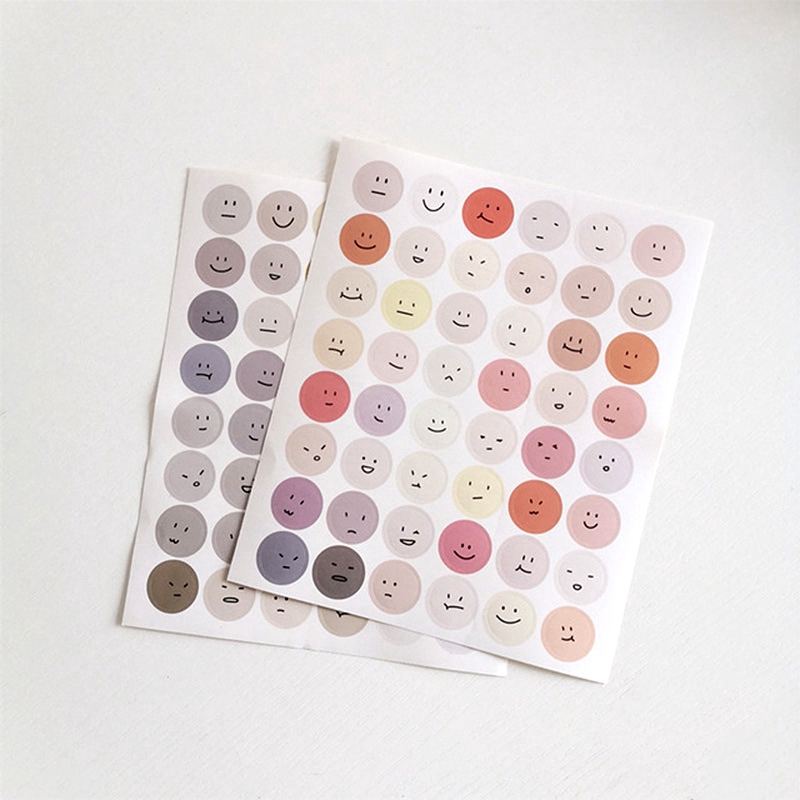 Miếng dán tường hình mặt cười dễ thương
