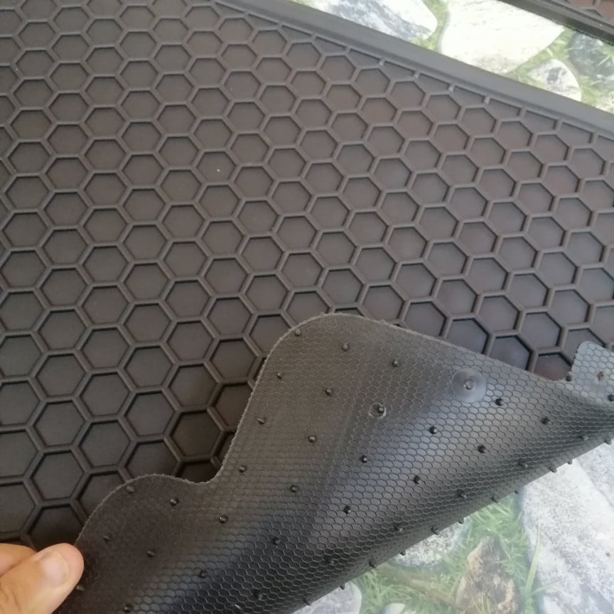 Thảm lót sàn cao su xe Toyota Avanza 2021 2022 2023 màu đen chữ đỏ, lót sàn ô tô cao su đúc không mùi vừa khít xe