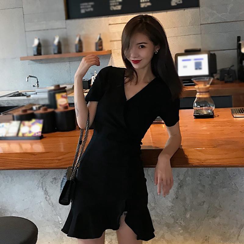 Đầm đen tay ngắn cổ V thiết kế thanh lịch