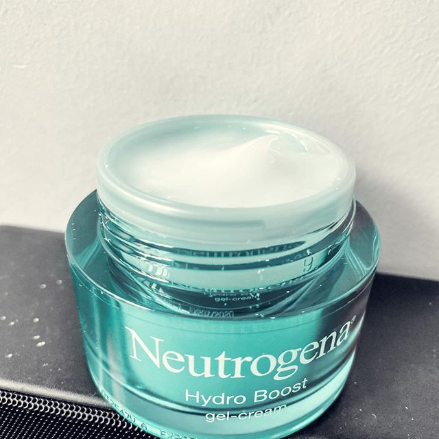 Kem dưỡng ẩm dành cho da khô, da thiếu nước NEUTROGENA HYDRO BOOST GEL-CREAM DRY SKIN