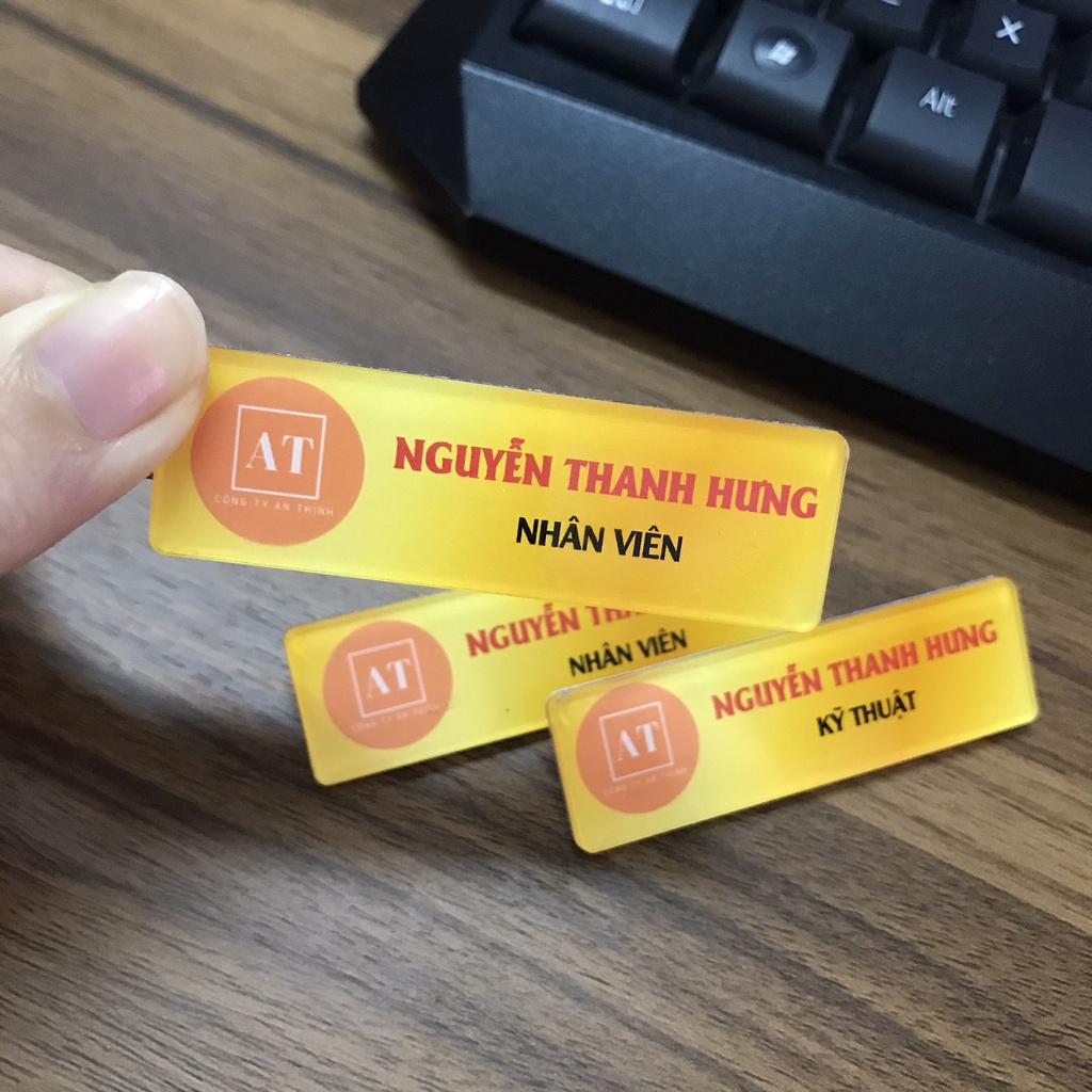 Thẻ nhân viên mica, bảng tên mica ghim cài, nam châm in theo yêu cầu