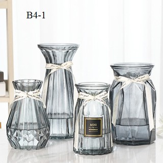 Set 4 lọ hoa trang trí chất liệu thủy tinh bao gồm : 1 bình to cao 24cm, 1 bình nhỡ cao 18cm và 2 bình nhỏ cao 15cm.