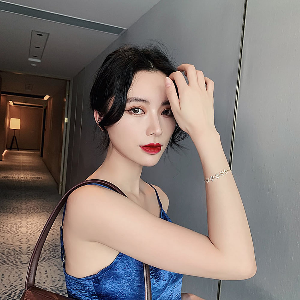 Vòng Tay Đính Hoa Và Ngôi Sao Lấp Lánh