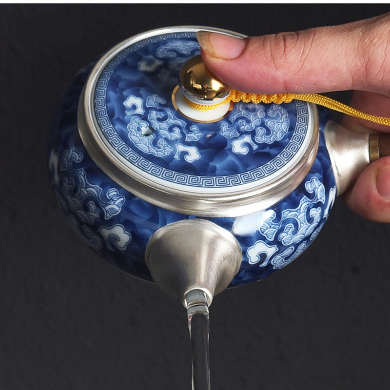 Ấm trà nạm bạc kiểu Nhật