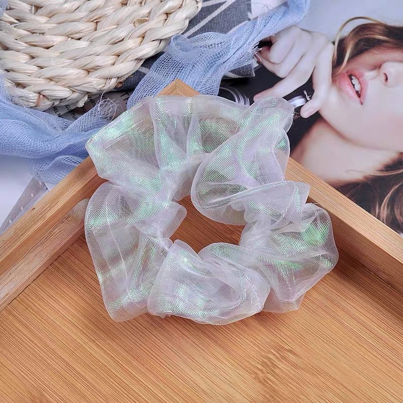 Buộc tóc ren trong suốt dùng nhiều cách khi phối đồ