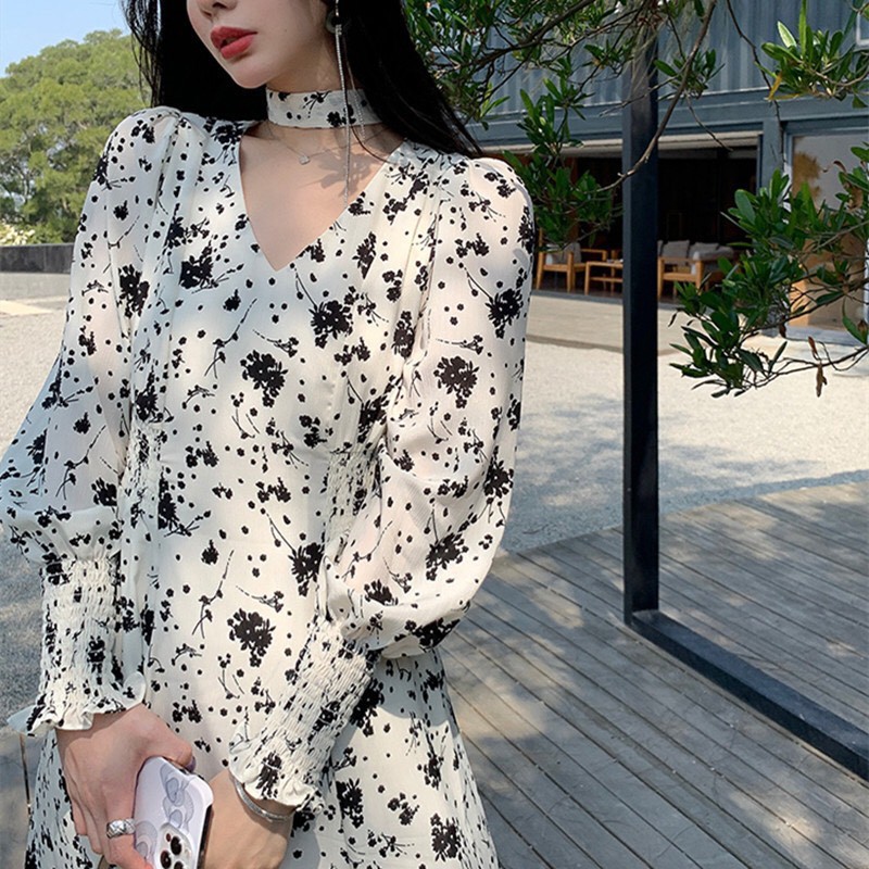 Váy hoa nhí xòe dáng dài cổ chữ V kèm dây buốc tóc phong cách nhẹ nhàng | BigBuy360 - bigbuy360.vn