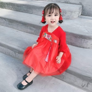 Váy đỏ cổ tim thêu hoa hồng