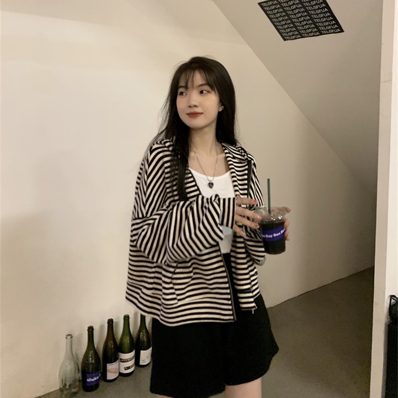 Áo khoác nỉ sọc trắng đen tay dài dáng rộng