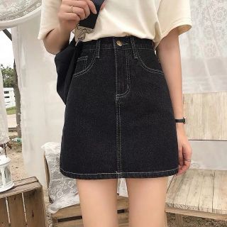 Chân váy chữ A cạp cao phối viền trắng nổi bật phong cách