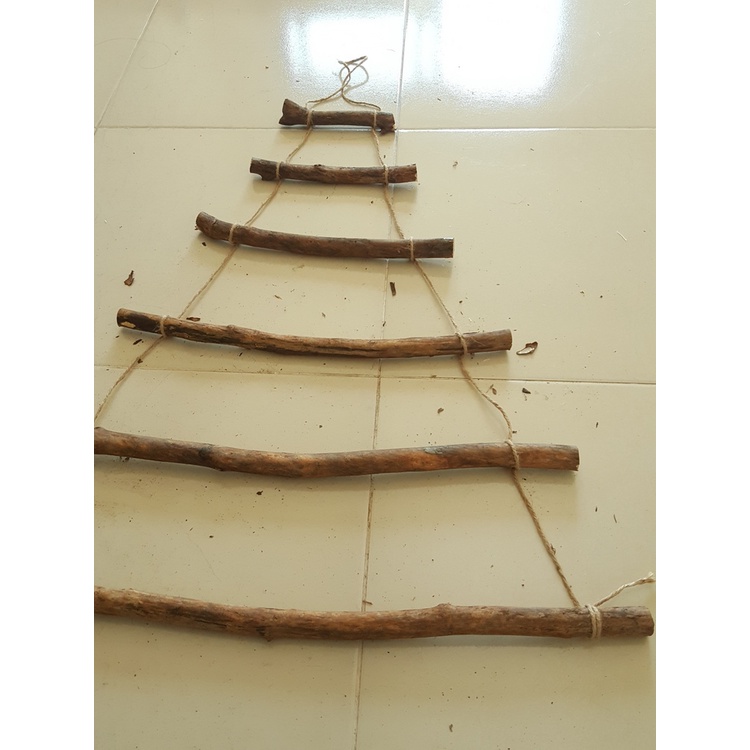 Cây thông treo tường đẹp tự làm bằng gỗ quế trang trí Giáng Sinh Noel Homestay quán Cafe