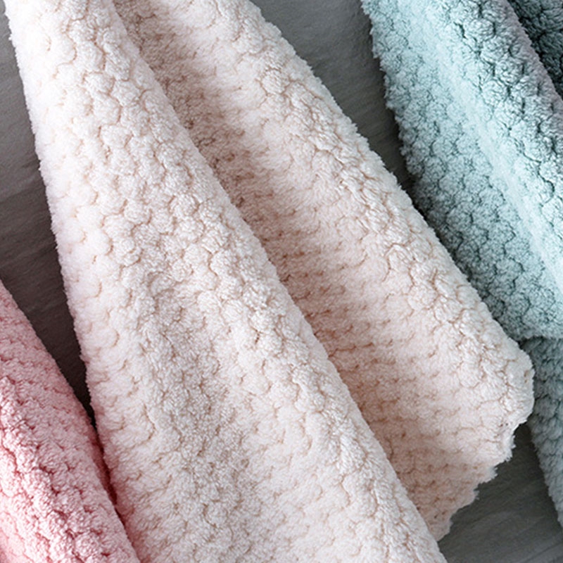 Khăn lau chất liệu Microfiber độ thấm hút cao tiện lợi khi sử dụng
