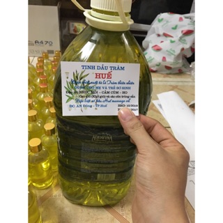 Sỉ dầu tràm Hue 1 lít date mới nhất tắm và bôi cho trẻ