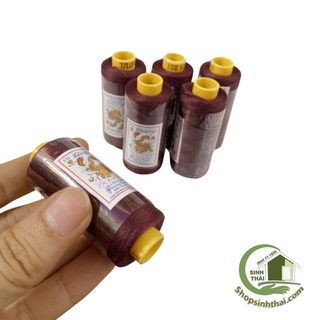Cuộn chỉ may nhỏ màu đỏ đô