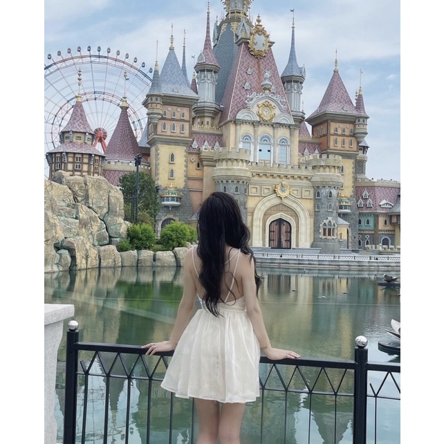 ĐẦM TRẮNG CHÂN BÈO NÚT CỔ VUÔNG TAY DÀI BO